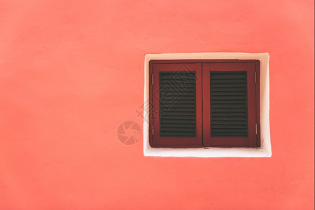 空的家内部红色墙上旧窗户图片