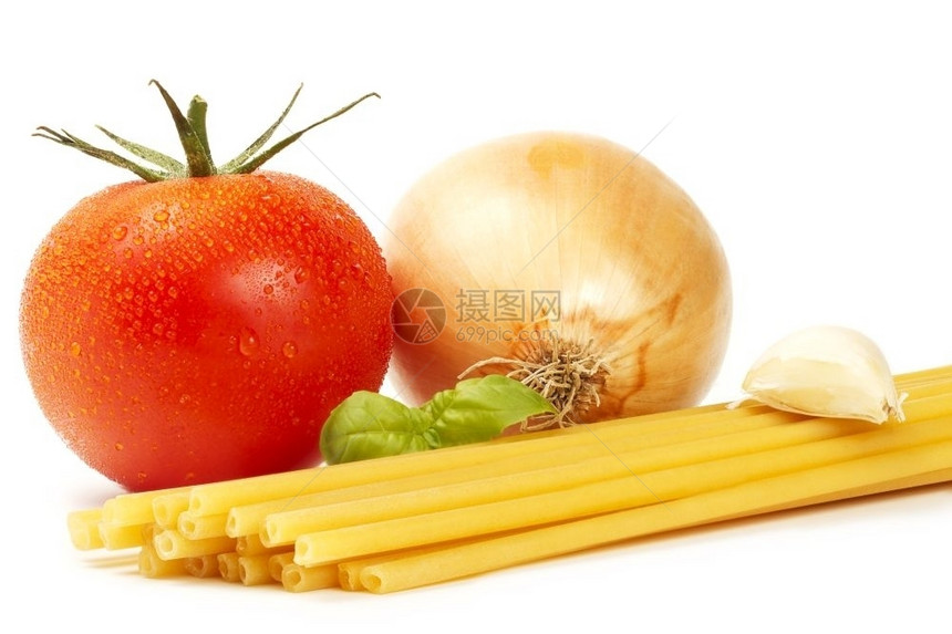 白本底含巴西番茄洋葱和大蒜的马卡罗尼有巴西湿番茄洋葱和大蒜生的食物绿色图片