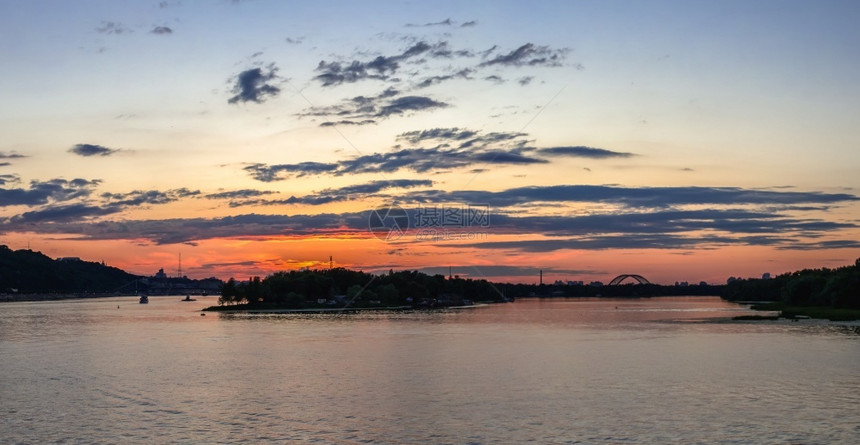 河岸门户14乌克兰基辅0712乌克兰基辅Dnieper河景象在乌克兰基辅的Dnieper河上阳光明媚的夏日之夜建筑学图片