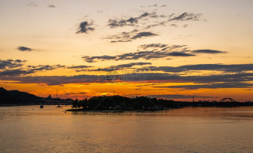 乌克兰基辅0712乌克兰基辅Dnieper河景象在乌克兰基辅的Dnieper河上阳光明媚的夏日之夜河岸自然城市景观图片