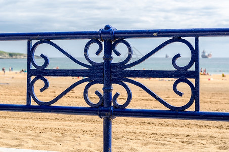 优质的长廊在西班牙桑坦德的海滩上划开赛道的栏杆详细节户外图片