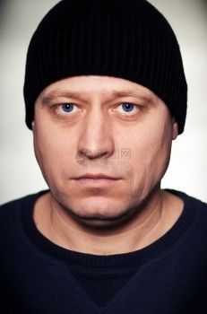 季节脸黑色的一个戴编织帽子的男人肖像图片