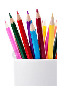 白色笔筒中的彩色铅笔图片