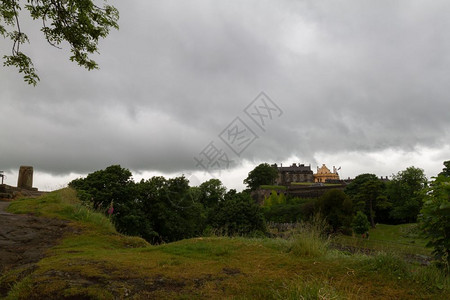 场地标志从周围悬崖上看到斯特林城堡的皇宫和大殿地标图片
