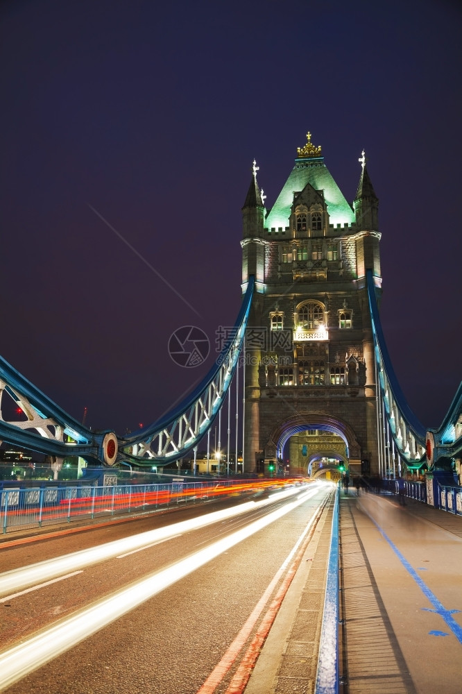 黄昏在英国伦敦的塔桥夜间幕之建筑学标志图片