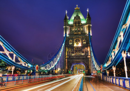 伟大的时间黄昏在英国伦敦的塔桥夜间幕之图片