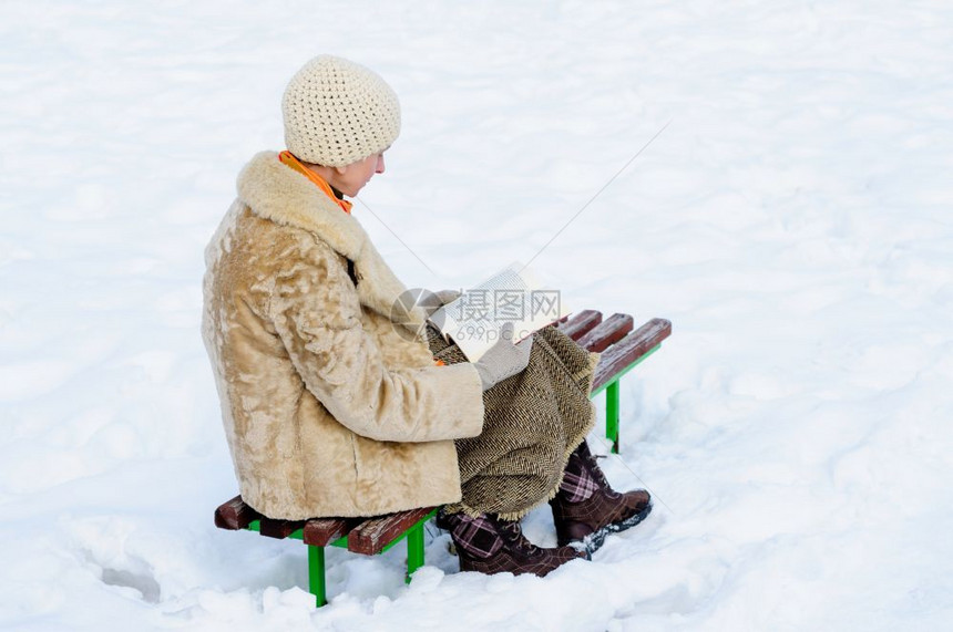 雪地里看书的女人图片