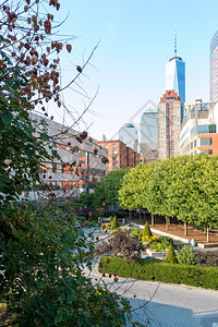 美丽的文明在曼哈顿市中心拥挤的摩天大楼内发现美丽宁静的绿色空地花园背景图片