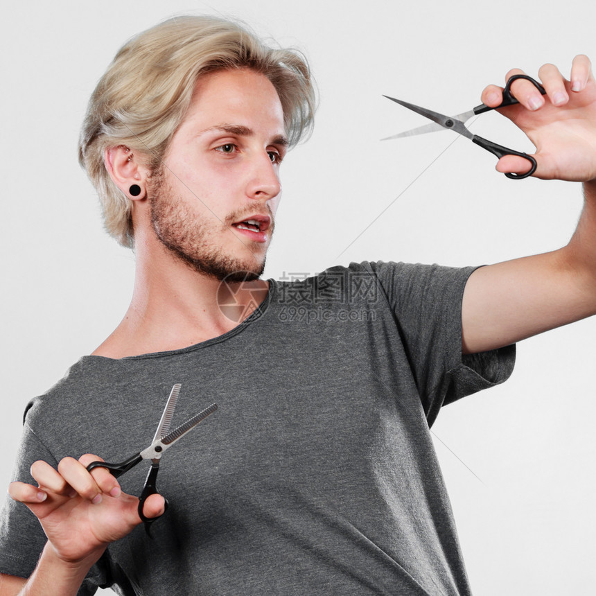 纹理美发师锋利的手持剪刀激情男理发师拿着剪刀显示工作具正常剪毛的人有头发的刀图片