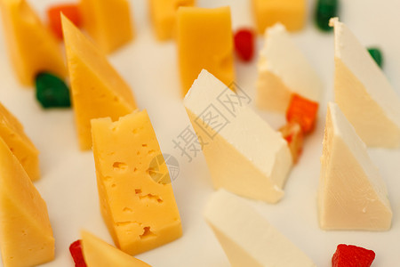新鲜的羊乳干酪三角形各种奶切开法国芝士区块背景贴近了图片
