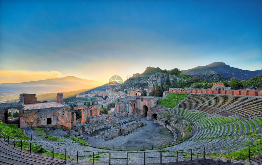 喷发多尔米纳古希腊剧院与埃特纳火山爆发的景象西里岛观图片