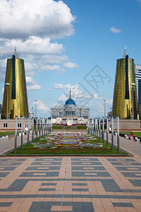 反射著名的209年6月哈萨克斯坦首都阿斯塔纳市地貌209年7月天空图片