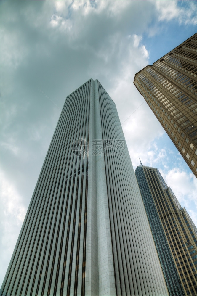 建筑的闪亮伊利诺州芝加哥市中心的摩天大楼与蓝色空对抗办公室图片