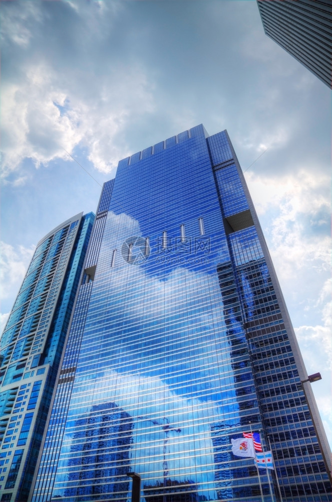 当代的高伊利诺州芝加哥市中心的摩天大楼与蓝色空对抗克拉夫琴科图片