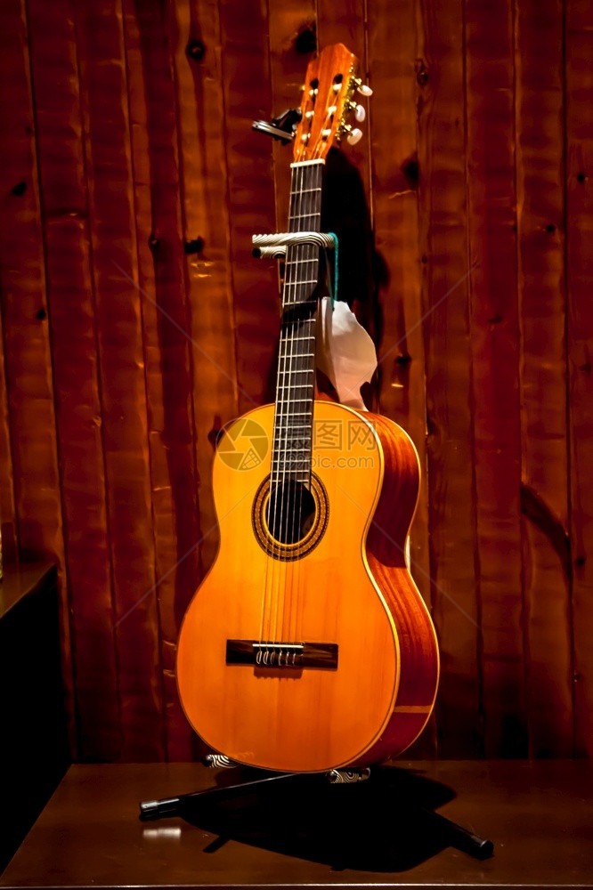 靠近木墙附的经典西班牙吉他语经典的声音阿科斯塔图片