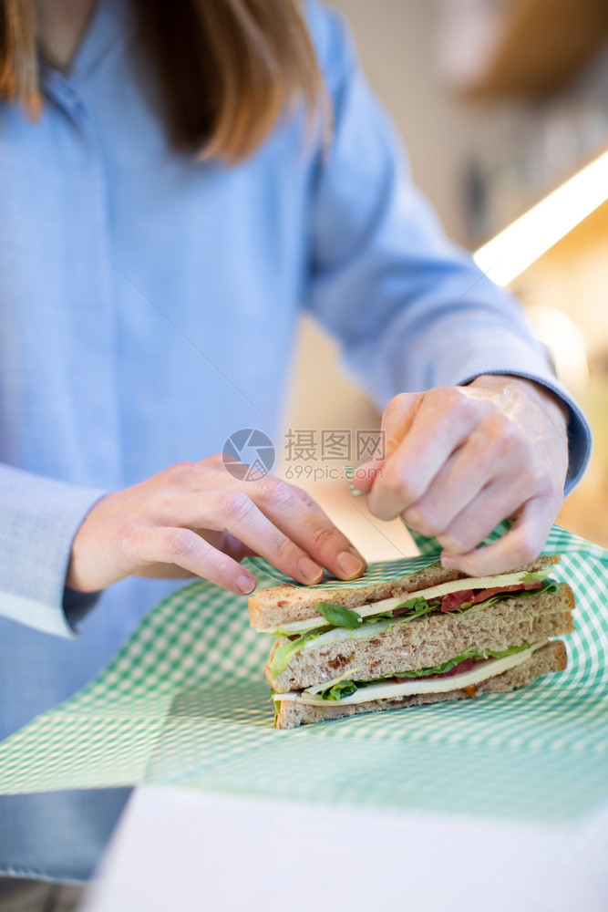垂直的在可再利用环境友好型比斯瓦克环球包装中将女扎三明治贴近环境的三十岁图片