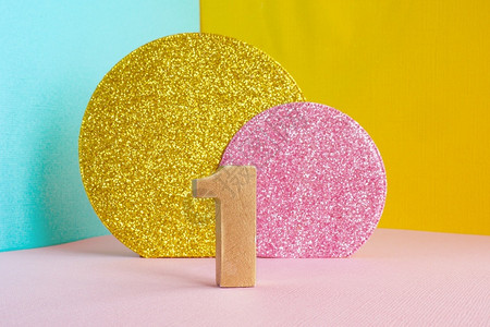 彩色蓝黄粉和两颗闪亮金子粉红色圆圈生日快乐贺卡概念的一号金黄几何学卡片粉色的设计图片