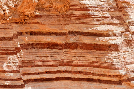 红条形岩质分层的有条纹自然图片