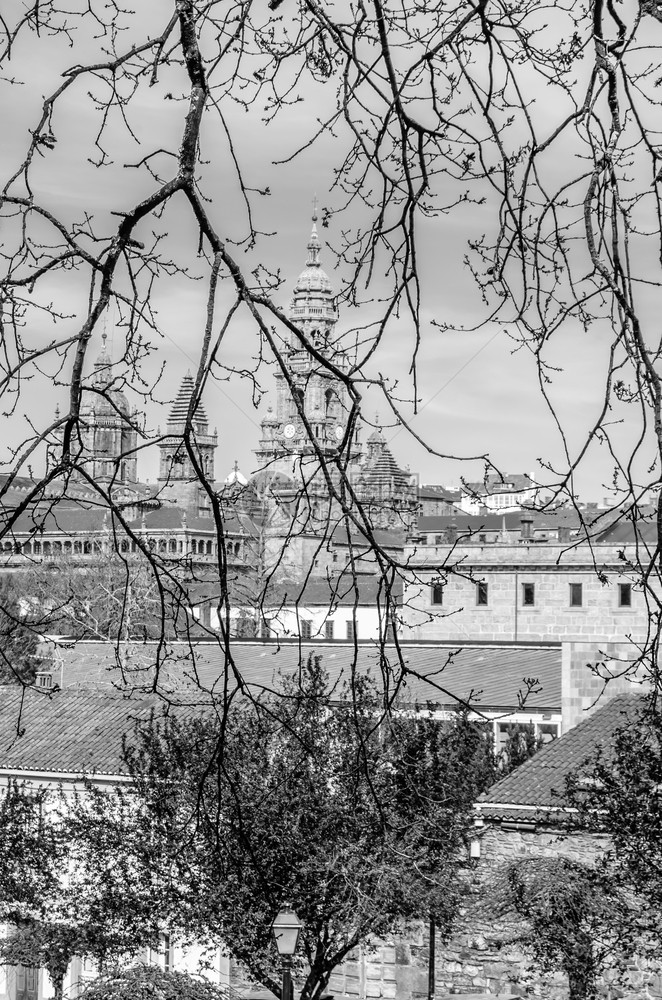 古老的北方城市景观圣地亚哥德孔波斯特拉加利西亚班牙北部的景色黑白图像西班牙语图片