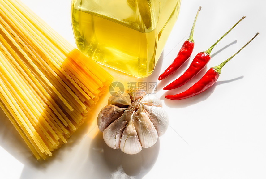 阿廖准备意大利面条和大蒜油辣椒烹饪健康图片