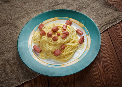 卡佩里尼意大利面加奶油酱阿尔弗雷多和香肠通心粉有嚼劲意大利语图片