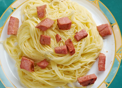 卡佩里尼意大利面加奶油酱阿尔弗雷多和香肠准备好的素食主义者火腿图片