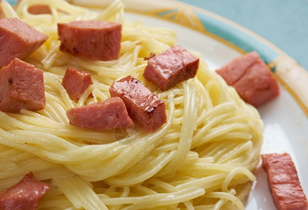 煮熟的卡佩里尼意大利面加奶油酱阿尔弗雷多和香肠火腿意大利语图片