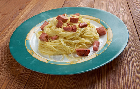 准备好的食物卡佩里尼意大利面加奶油酱阿尔弗雷多和香肠意大利语图片