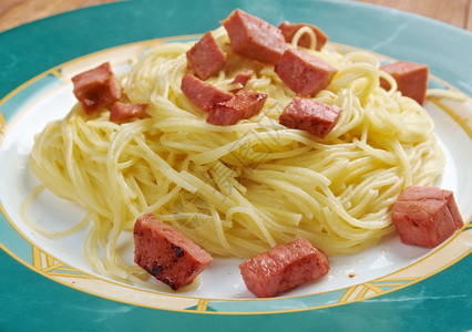 卡佩里尼意大利面加奶油酱阿尔弗雷多和香肠桌子食物火腿图片