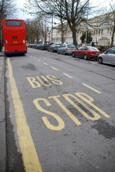 传统的英国切尔特汉斯预列车道的红色英式典型交通美丽的公站标志牌象征图片