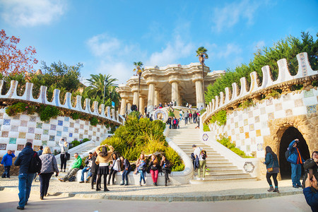 巴塞洛缪旅行巴塞洛纳12月日西班牙巴塞罗那Guell公园入口楼梯概览2018年月日安东尼奎尔背景