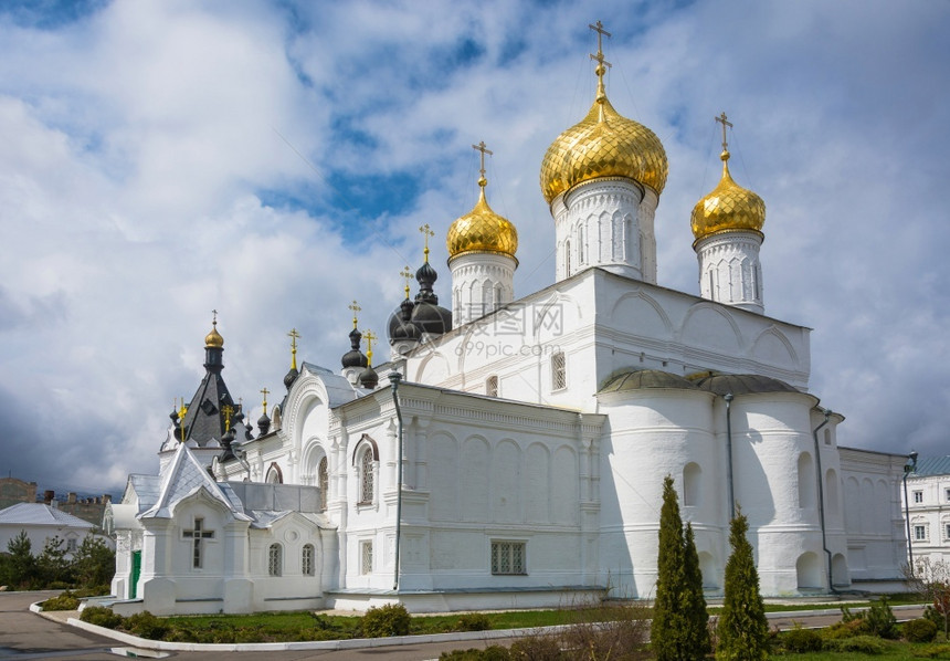 科斯特罗马晴天圣阿纳斯塔西亚的白色埃皮法尼修道院在俄罗斯科托马市桑尼春日旅行图片