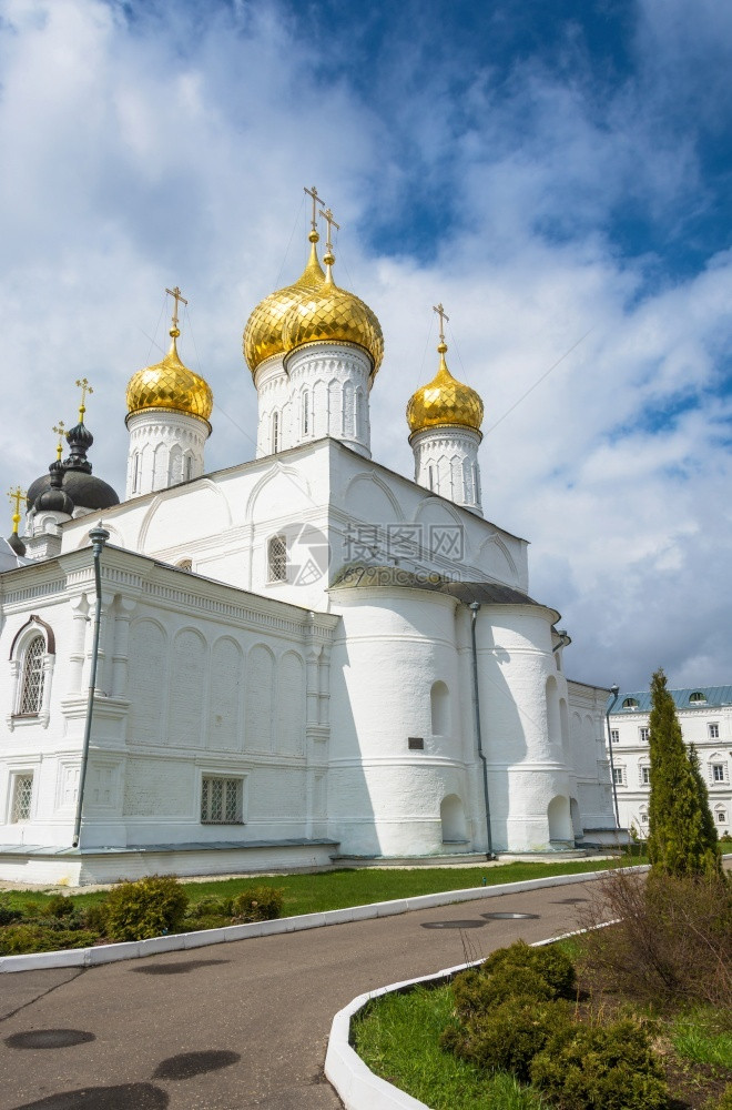 戒指圣阿纳斯塔西亚的白色埃皮法尼修道院在俄罗斯科托马市桑尼春日建造晴天图片