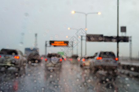 驾驶降低镇路上的一辆模糊车被拖着雨滴挡在路边高清图片