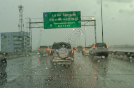 镇路上的一辆模糊车被拖着雨滴挡在路边汽车果酱图片