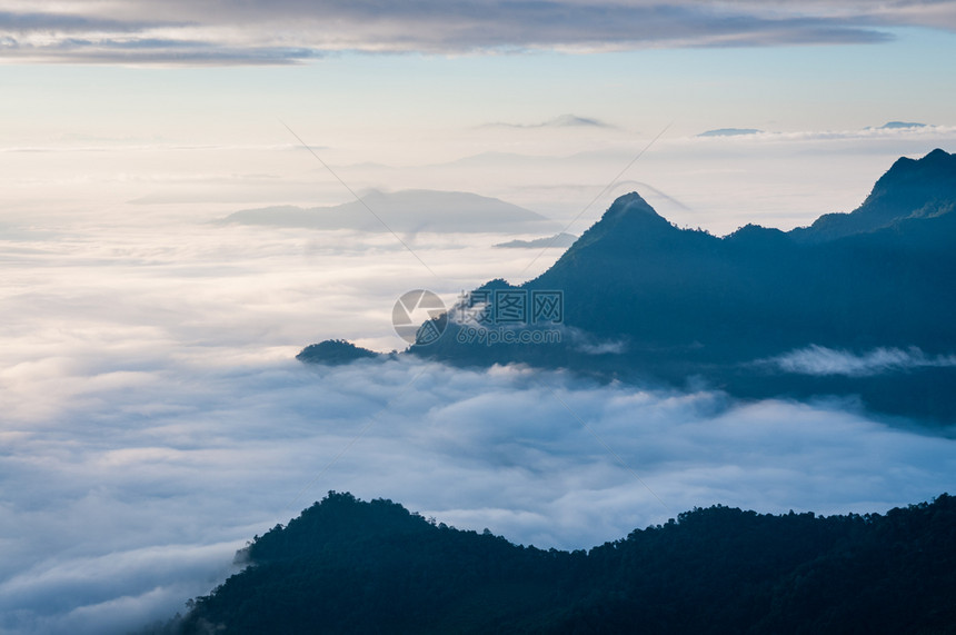 白色的福吉山和华志法地貌泰国天空多雾路段图片