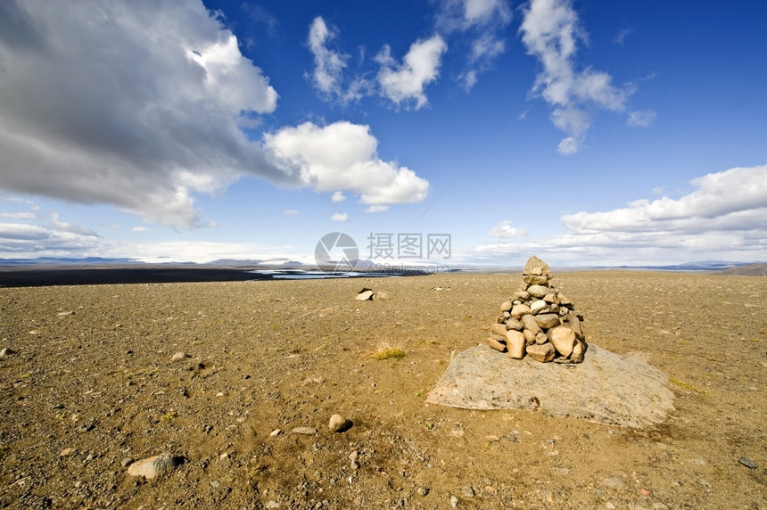 安全的AVarda是冰岛的习俗预示着安全继续旅行对于一些人来说它代表Zen对另一些人来说堆叠的石头只是一个路边标记向前沙漠图片