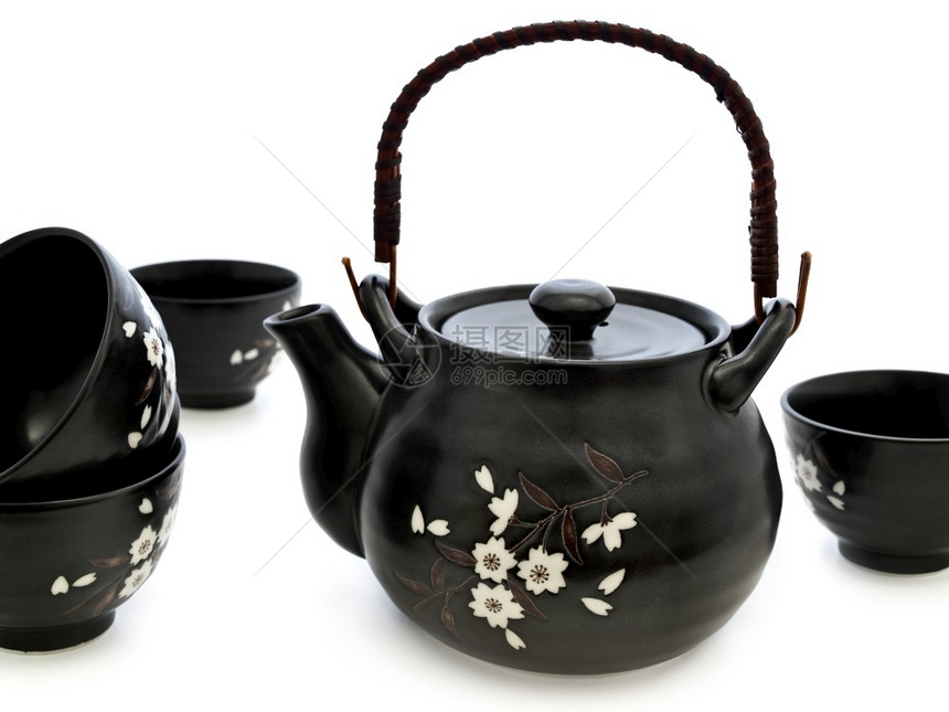 仪式茶礼白餐具的茶桌与礼白上的缸碗图片