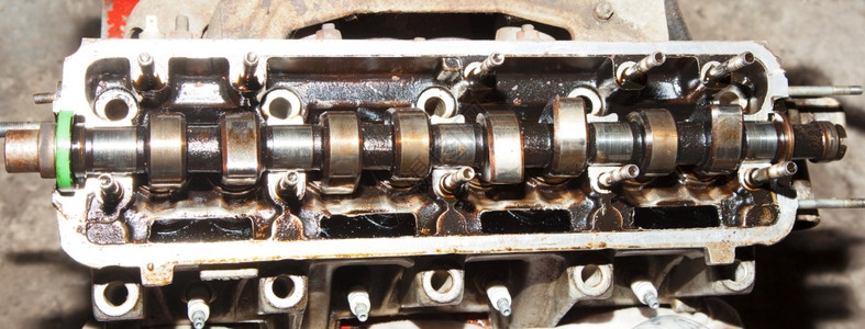 分配发动机替换圆柱头盖子的卡姆沙夫特车图片