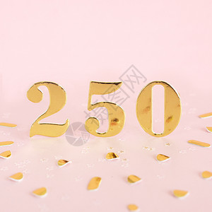 250号是粉红背景的金数字彩色纸面图盘和文本的金方纸体空间画礼物周年纪念日背景图片
