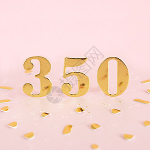 粉色的红背景和文本金面纸间基的黄数字为350金数晋升新的图片