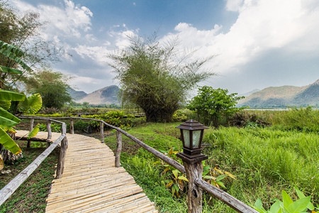 灯干那布里靠近在泰国卡伦查纳布里有山地和天空风景的水库附近班布桥图片