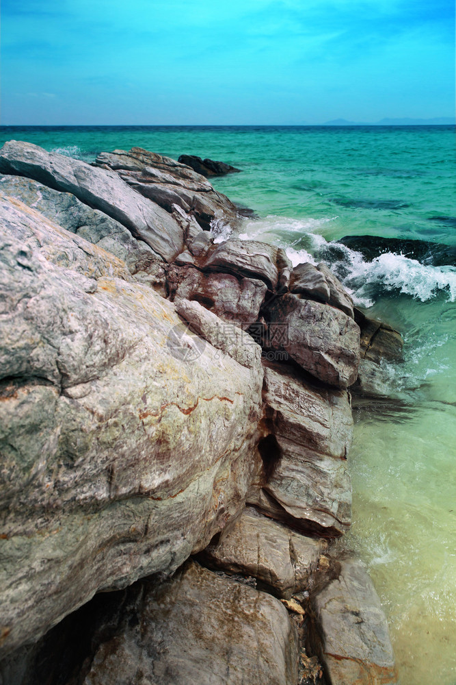 美丽的海洋夏天有岩石在泰国岛的夏日采取天堂溅起图片