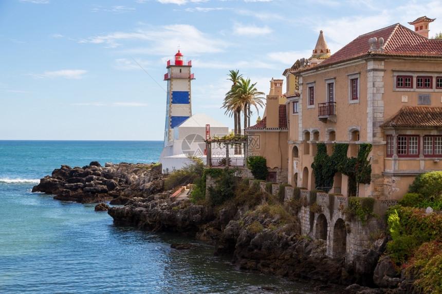 天空夏日在Cascais湾的海洋岸上灯塔棕榈图片