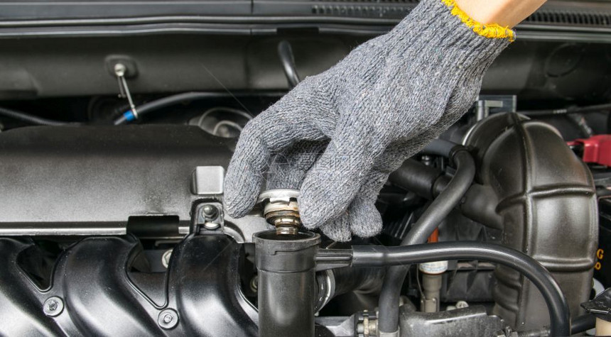 危险油用于发动机冷却的散热器上金属覆盖物车图片