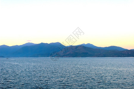 天空水岩石海中的岛屿背景图片