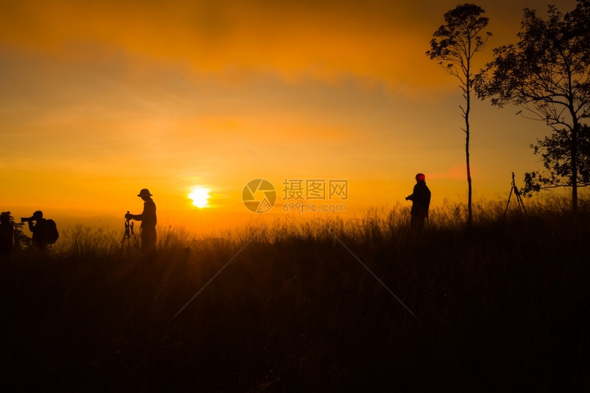 场地拍摄日落时风景照片的摄影记者周光片男人山图片