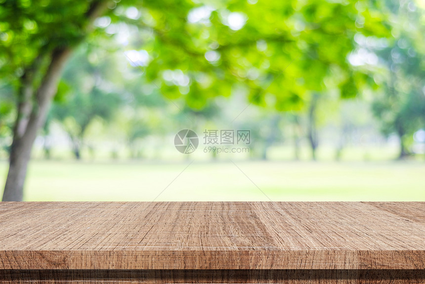 剪辑树桌上模糊绿公园自然背景桌面架子产品显示柜台的空木板上铺有灰色绿公园图片