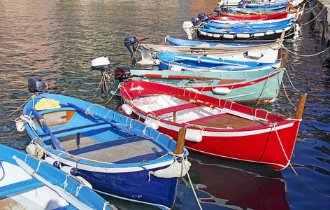 海岸传统的码头许多小型渔民船艇自然图片