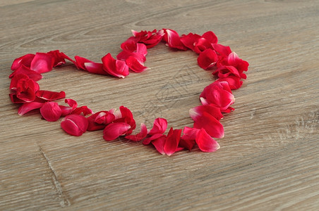 美丽的问候热情人节红玫瑰花瓣造出的心图片